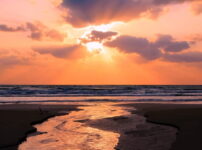 夕暮れの海辺に差し込む光が静かに広がる情景｜懐かしい情景が静かによみがえる、やさしい記憶のイメージ写真