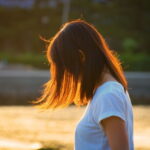 夕暮れの光に髪がやわらかく透ける女性の横顔｜懐かしい情景が静かによみがえる、やさしい記憶のイメージ写真