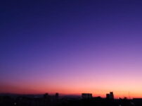 夕暮れに染まる都会の空とビルのシルエットが静かに浮かぶ情景｜懐かしい情景が静かによみがえる、やさしい記憶のイメージ写真