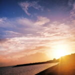 夕暮れの海辺に柔らかな光が広がる静かな風景｜懐かしい情景が静かによみがえる、やさしい記憶のイメージ写真