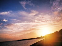夕暮れの海辺に柔らかな光が広がる静かな風景｜懐かしい情景が静かによみがえる、やさしい記憶のイメージ写真