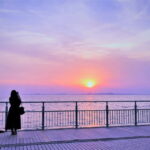 夕暮れの水辺で静かに佇む女性の後ろ姿｜懐かしい情景が静かによみがえる、やさしい記憶のイメージ写真