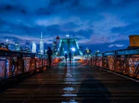 夜のブルックリン橋に静かな灯りがともる情景｜懐かしい情景が静かによみがえる、やさしい記憶のイメージ写真