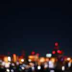 都会の夜に滲む暖色の灯りがぼんやりと揺れる情景｜懐かしい情景が静かによみがえる、やさしい記憶のイメージ写真