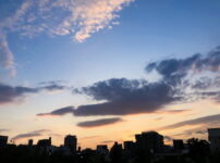 夕暮れの都会に静かに沈む光とビルのシルエットが映る風景｜懐かしい情景が静かによみがえる、やさしい記憶のイメージ写真