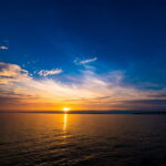 夕暮れの海に黄金色の光が静かに広がる情景｜懐かしい情景が静かによみがえる、やさしい記憶のイメージ写真