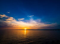 夕暮れの海に黄金色の光が静かに広がる情景｜懐かしい情景が静かによみがえる、やさしい記憶のイメージ写真