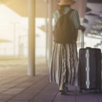 夕暮れの駅ホームを歩く女性の後ろ姿|懐かしい情景が静かによみがえる、やさしい記憶のイメージ写真