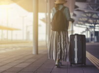夕暮れの駅ホームを歩く女性の後ろ姿｜懐かしい情景が静かによみがえる、やさしい記憶のイメージ写真